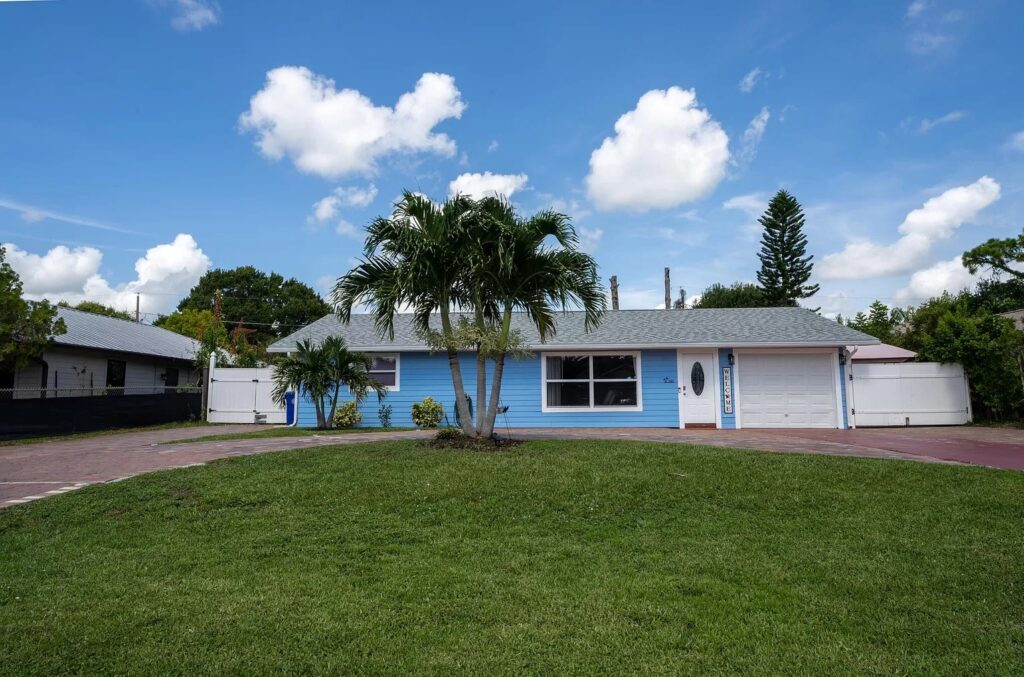 Front view of Hall Behavioral Services home